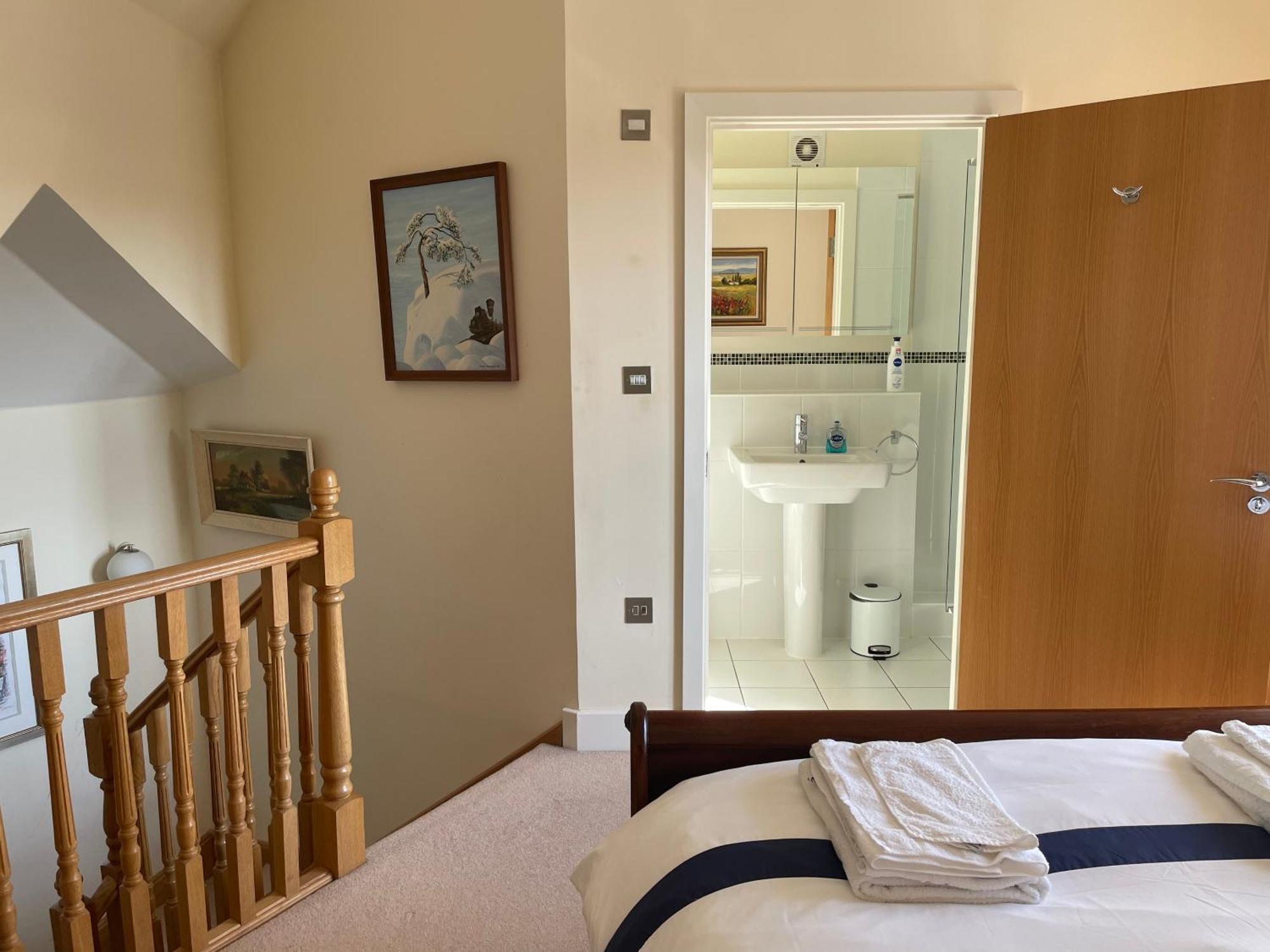 Top Floor En-Suite Double Bedrooms With Great View Of Windsor Castle & Free Parking ภายนอก รูปภาพ